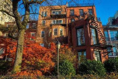 BrooKLYN, New York - 29 Kasım 2020: tarihi Brooklyn Heights mahallesindeki New York City kahverengi evleri. Brooklyn Heights, Brooklyn 'in New York ilçesinde varlıklı bir yerleşim yeridir.