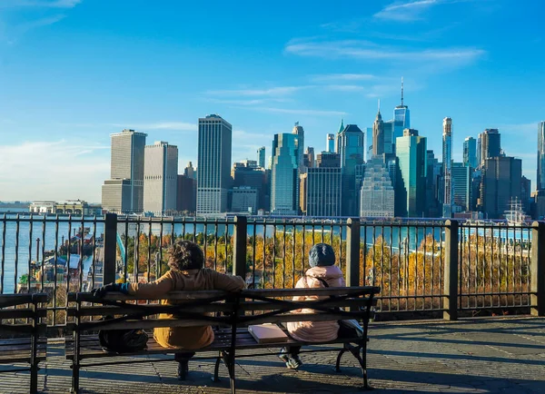 Brooklyn New York November 2020 People Enjoy Outdoors Brooklyn Bridge — Stock Photo, Image