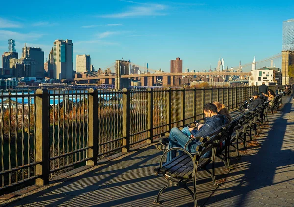 BrooKLYN, New York - 29 Kasım 2020: İnsanlar New York 'taki Brooklyn Köprüsü yakınlarında açık havanın keyfini çıkarıyorlar