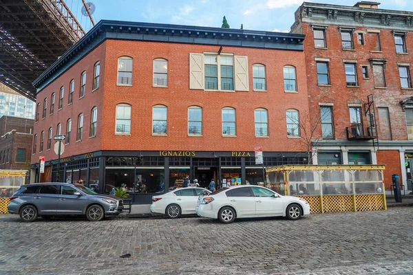 BROOKLYN, NEW YORK - 29, 2020: Ünlü Ignazio 's Pizza Brooklyn' deki Coronavirus salgını sırasında sosyal uzaklık ile Sonbahar Kış Yemeği için hazırlandı