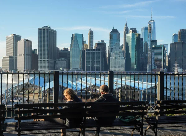 Brooklyn Nova Iorque Novembro 2020 Pessoas Desfrutam Livre Perto Ponte — Fotografia de Stock