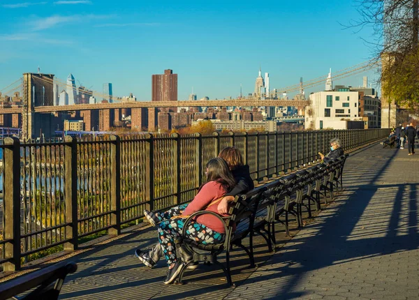 Brooklyn Nova Iorque Novembro 2020 Pessoas Desfrutam Livre Perto Ponte — Fotografia de Stock