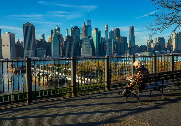 BrooKLYN, New York - 29 Kasım 2020: İnsanlar New York 'taki Brooklyn Köprüsü yakınlarında açık havanın keyfini çıkarıyorlar