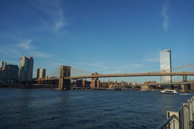NEW YORK - 29 Kasım 2020: Brooklyn Köprüsü Parkı 'ndan Manhattan Köprüsü manzarası