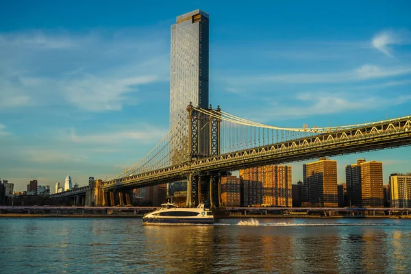 ニューヨーク 2020年11月29日 マンハッタン橋の下のニューヨーク市フェリーボート — ストック写真