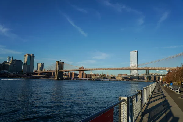 2020年11月29日 布鲁克林大桥公园的曼哈顿大桥视图 — 图库照片