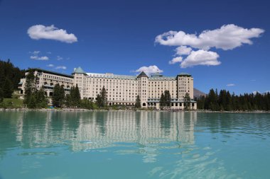 BANFF, CANADA - 28 Temmuz 2014: Kanada 'nın Alberta kentinde Banff Ulusal Parkı içinde Louise Gölü ve Chateau Gölü. Louise Gölü Banff Ulusal Parkı 'nda en çok ziyaret edilen ikinci yer.. 