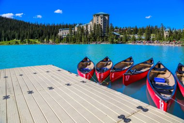 BANFF, CANADA - 28 Temmuz 2014: Kanada 'nın Alberta kentindeki Banff Ulusal Parkı' nda Louise Gölü 'nde kano iskelesi. Louise Gölü Banff Ulusal Parkı 'nda en çok ziyaret edilen ikinci yer.. 