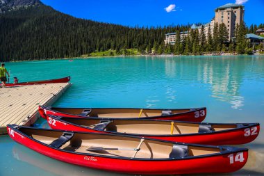 BANFF, CANADA - 28 Temmuz 2014: Kanada 'nın Alberta kentindeki Banff Ulusal Parkı' nda Louise Gölü 'nde kano iskelesi. Louise Gölü Banff Ulusal Parkı 'nda en çok ziyaret edilen ikinci yer.. 