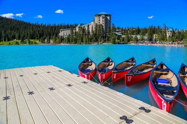 BANFF, CANADA - 28 Temmuz 2014: Kanada 'nın Alberta kentindeki Banff Ulusal Parkı' nda Louise Gölü 'nde kano iskelesi. Louise Gölü Banff Ulusal Parkı 'nda en çok ziyaret edilen ikinci yer.. 