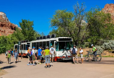 SPRINGDALE, UTAH - 24 Eylül 2014: Zion servis durağı Zion Ulusal Parkı, Utah