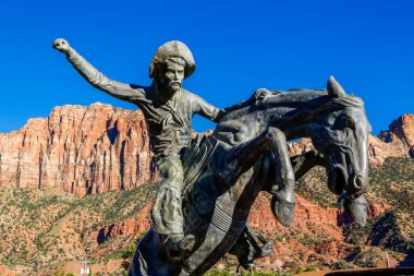 Spring, UTAH - 24 Eylül 2014: Springdale, Utah caddelerinde. Springdale, Forbes Traveler tarafından 2008 yılında Amerika Birleşik Devletleri 'nin en güzel 20 şehrinden biri olarak seçildi.