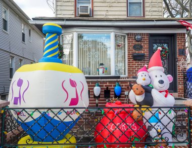 BROOKLYN, NEW YORK - 8 Aralık 2020: Marine Park 'ın Brooklyn banliyösünde tatil sezonu ev dekorasyonu