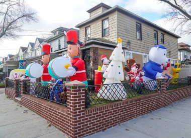 BROOKLYN, NEW YORK - 8 Aralık 2020: Marine Park 'ın Brooklyn banliyösünde tatil sezonu ev dekorasyonu