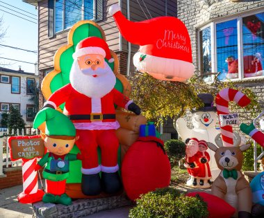 BrooKLYN, New York - 10 Aralık 2020: Dyker Heights 'ın Brooklyn banliyösünde Noel evi dekorasyonu