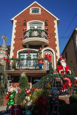 BrooKLYN, New York - 10 Aralık 2020: Dyker Heights 'ın Brooklyn banliyösünde Noel evi dekorasyonu