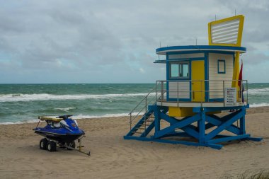 HOLYWOOD BEACH, FLORIDA - 30 ARALIK 2020: Güney Florida Hollywood Sahil Cankurtaran İstasyonu. Plaj boyunca uzanan palmiye ağaçları ve tatil beldeleri Broward County 'de popüler bir turizm beldesi.