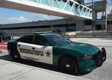 Fort Lauderdale, FLORIDA - 30 Aralık 2020: Broward County Şerif arabası Fort Lauderdale - Hollywood Uluslararası Havaalanı
