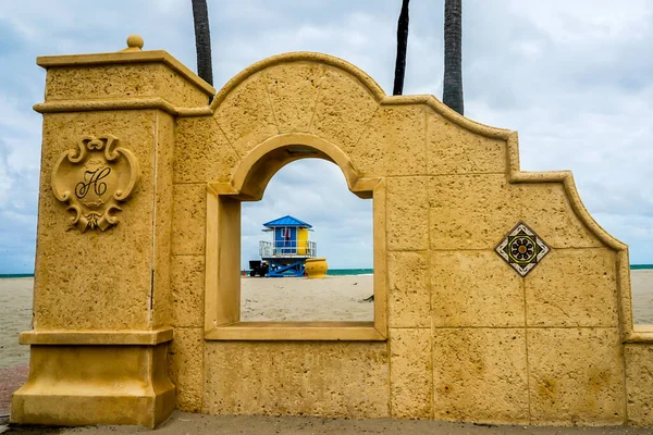 位于佛罗里达州南部的好莱坞海滩救生员站 沿着海滨的长廊 有棕榈树和度假胜地 是布朗德县一个受欢迎的旅游胜地 — 图库照片