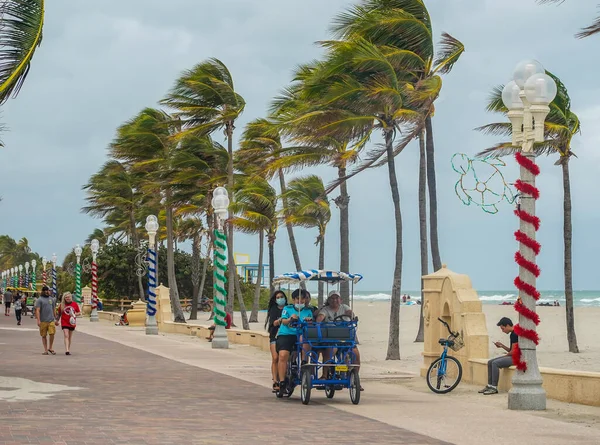 Hollywood Beach Florida Dezembro 2020 Locais Turistas Desfrutam Livre Calçadão — Fotografia de Stock