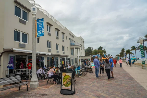 Hollywood Beach Florida December 2020 Inwoners Toeristen Genieten Buiten Aan — Stockfoto