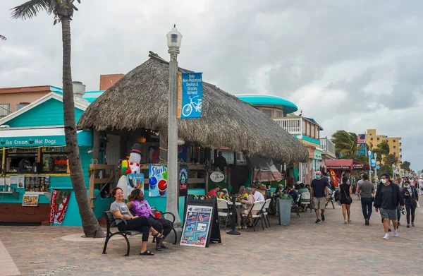 Hollywood Beach Florida December 2020 Inwoners Toeristen Genieten Buiten Aan — Stockfoto