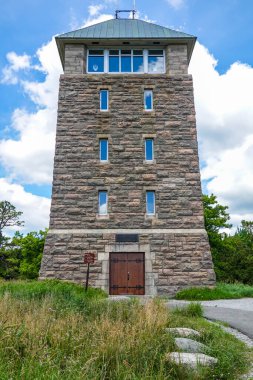 Bear MOUNTAIN, New York - 21 Haziran 2020: Bear Mountain 'ın zirvesindeki Perkins Anıt Kulesi dört eyaleti ve Manhattan' ın ufuk çizgisini gösteriyor