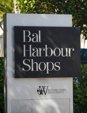 BAL HARBour, FLORIDA - 31 Aralık 2020: Bal Harbour Shops, Bal Harbour 'da bir açık hava alışveriş merkezi, Miami, Florida' nın bir banliyösü, uluslararası perakendeciliğiyle tanınıyor. Bal Harbour Dükkanı Whitman ailesine ait. 