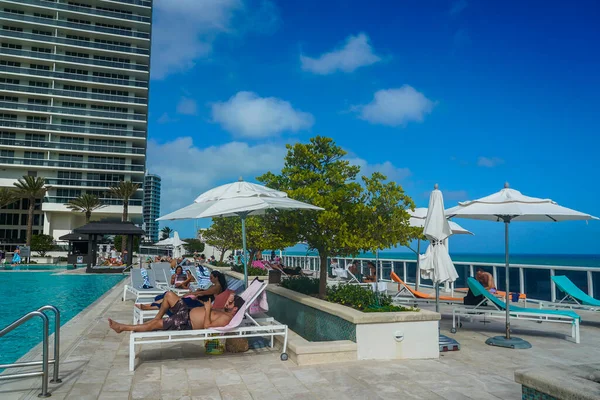 Hallandale Beach Florida Januari 2021 Gasten Genieten Buiten Van Het — Stockfoto