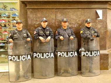 LIMA, Peru - 29 Eylül 2016: Lima, Peru 'daki Plaza de Armas yakınlarında polis memurları