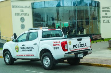 LIMA, Peru - 29 Eylül 2016: Lima, Peru 'daki Plaza de Armas yakınlarında polis arabası güvenlik sağlıyor