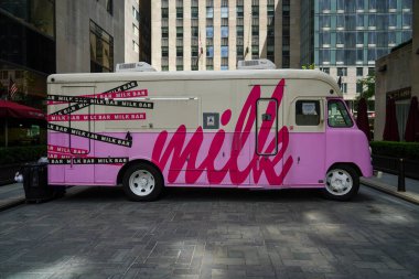 NEW YORK CITY - 16 Temmuz 2020: Manhattan 'da Rockefeller Center' da Milk Bar Truck