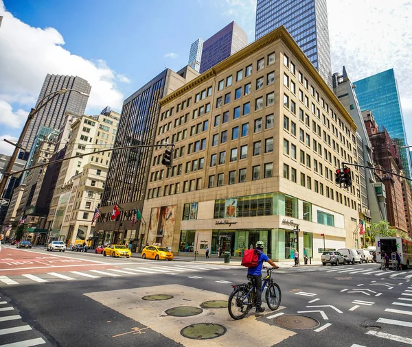 Nova Cidade Iorque Julho 2020 Entregador Não Identificado Bicicleta Quinta — Fotografia de Stock