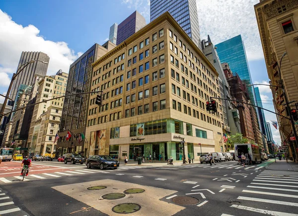 ニューヨーク市 2020年7月16日 サルヴァトーレ フェラガモがマンハッタンのミッドタウン5番街に旗艦店をオープン — ストック写真