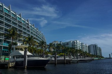 AVENTURA, FLORIDA - 2 Ocak 2021: Miami, Florida 'daki Aventura Marina' da yelkenliler ve yatlar