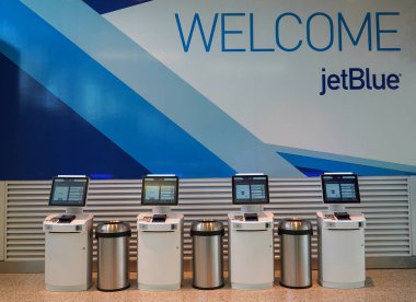 NEW YORK - 5 HAZİRAN 2021: New York 'taki John F. Kennedy Uluslararası Havalimanı' ndaki JetBlue Terminal 5 'in içinde