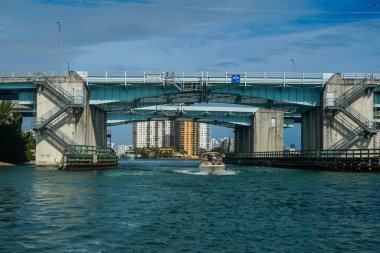 NORTH MIAMI BEACH, FLORIDA - 2 HAZİRAN 2021: 163. Cadde Sualtı Köprüsü Sunny Adaları, Florida