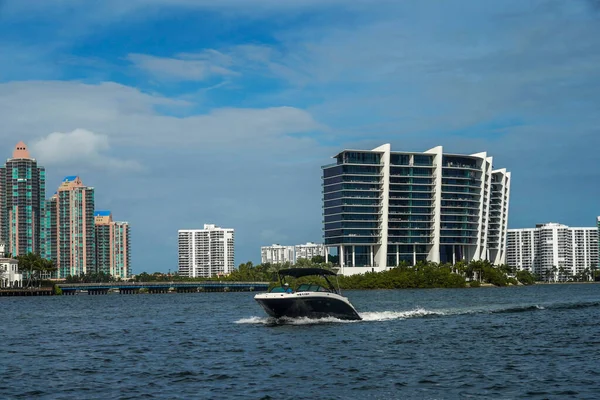 Aventura フロリダ州 2021年1月2日 フロリダ州マイアミのアベンチュラにあるボートや高級マンション Intracoastal水路からの眺め — ストック写真
