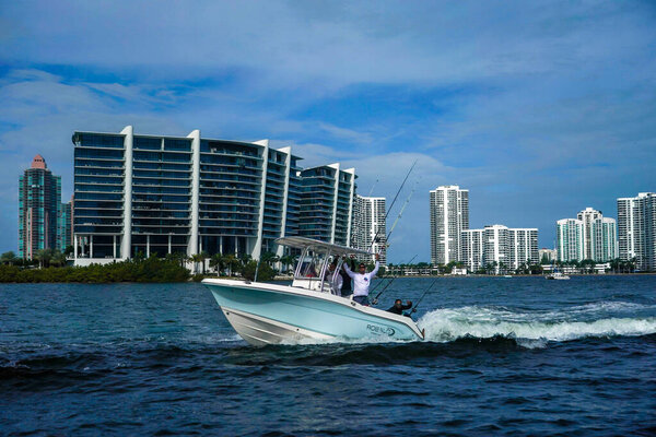 АВЕНТУРА, ОРИДА - 2 ЯНВАРЯ 2021 года: Лодки и роскошные кондоминиумы в Авентуре, Майами, Флорида. Вид с внутреннего водного пути