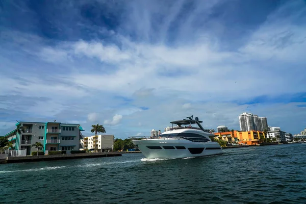 Sunny Isles Beach フロリダ州 2021年1月2日 フロリダ州サニー アイルズ ビーチの高級ヨットやマンション Intracoastal水路からの眺め — ストック写真