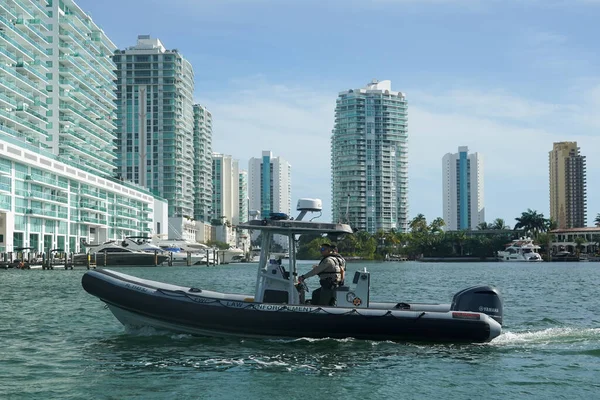 Sunny Isles Beach Florida Janeiro 2021 Funcionários Divisão Aplicação Lei — Fotografia de Stock