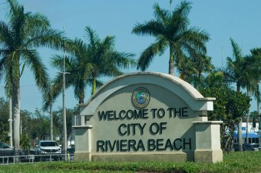 RIVIERA BEACH, FLORIDA - 4 HAZİRAN 2021: Riviera Beach tabelasına hoş geldiniz