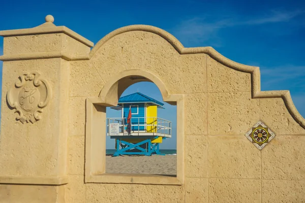 Hollywood Beach Lifeguard Station South Florida Promenade Beach Lined Palm — Stock Photo, Image