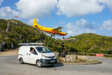 Saint Barthelemy Havalimanı olarak da bilinen Remy de Haenen Havalimanı 'na inen DHL Cessna 208B uçağı. 2,133 feet yüksekliğindeki pisti dünyanın en kısa pistlerinden biridir.