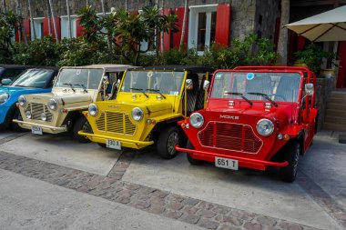 St. Barthelemy Adası 'ndaki ünlü Eden Rock Oteli' nin önündeki Mini Moke filosunun filosu, Fransa 'da St. Barts olarak bilinen Karayip adası. 
