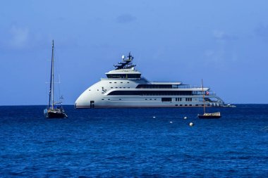 Saint Barthelemy 'nin başkenti Gustavia' da demirli 89 metrelik Olivia O yatı 5 Şubat 2021 'de. Sahibi Eyal Ofer, Monako merkezli bir milyarder, nakliye ve emlak sektöründe aktif.