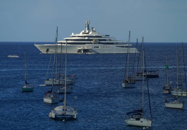 Saint Barthelemy 'nin başkenti Gustavia' da demirli olan 533 feet yüksekliğindeki Eclipse yatı. Sahibi Rus işadamı Roman Abramovich.