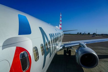 PRINCESS JULIANA HAVAALANI, ST MAARTEN - 5 Şubat 2021: Prenses Juliana Uluslararası Havalimanı pistindeki Amerikan Hava Yolları uçakları. Saint Martin / Sint Maarten Karayip adasının ana havaalanıdır.