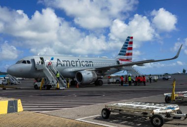 PRINCESS JULIANA HAVAALANI, ST MAARTEN - 31 Ocak 2021: Prenses Juliana Uluslararası Havalimanı pistindeki Amerikan Hava Yolları uçakları. Saint Martin / Sint Maarten Karayip adasının ana havaalanıdır.