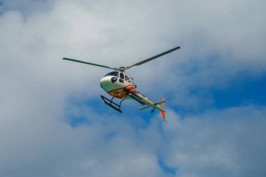 Saint Barthelemy Havalimanı olarak da bilinen Remy de Haenen Havalimanı 'na Batı Hint Adaları Helikopteri iniyor. 2,133 feet yüksekliğindeki pisti dünyanın en kısa pistlerinden biridir.